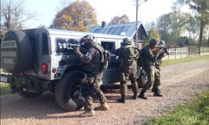 ВІДЕО] Кжиштоф Рутковські представляє портрет замовленого стрільця, який здійснив напад у місті Ломжа в суботу. Сьогодні на прес-конференції він офіційно встановив винагороду в розмірі 10 тисяч євро за допомогу у затриманні правопорушника!