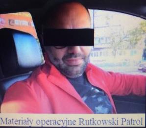 ВІДЕО] Кжиштоф Рутковські представляє портрет замовленого стрільця, який здійснив напад у місті Ломжа в суботу. Сьогодні на прес-конференції він офіційно встановив винагороду в розмірі 10 тисяч євро за допомогу у затриманні правопорушника!