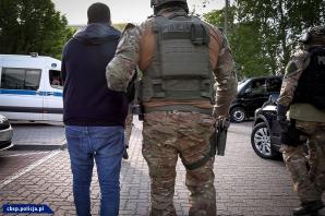 [VIDEO] Ekstradycja z Niderlandów podejrzanego o kierowanie grupą przestępczą