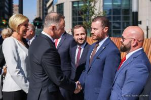 [VIDEO] Prezydent RP w towarzystwie Pierwszej Damy złożył w niedzielę wieniec przed Pomnikiem Katyńskim w Jersey City