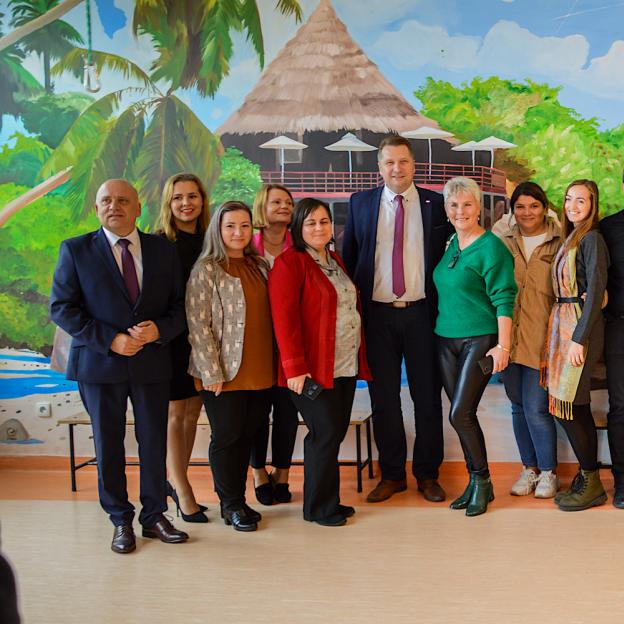 [VIDEO] Minister na spotkaniu z uczniami Zespołu Szkół oraz uczestnikami projektu Erasmus+ w Nowej Sarzynie do której przybyła młodzież z Turcji, Czech, Włoch oraz Rumunii