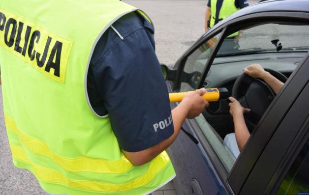 Pijany stawił się na dozór, po czym odjechał autem