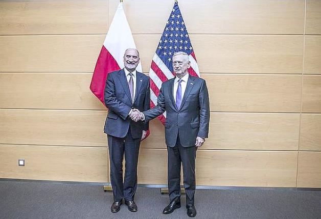Bruksela: Spotkanie Ministra Obrony Narodowej Antoniego Macierewicza z amerykańskim szefem Pentagonu. Omawiano m.in. kwestie obecności wojsk amerykańskich w Polsce