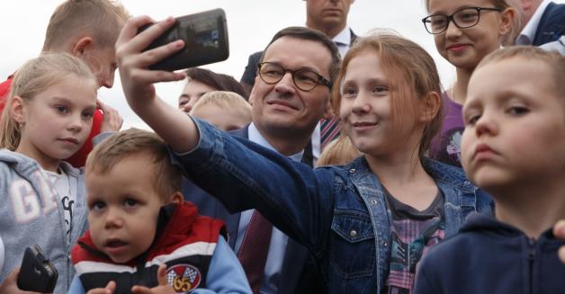 [VIDEO] Premier Mateusz Morawiecki na spotkaniu z mieszkańcami w Nowej Sarzynie