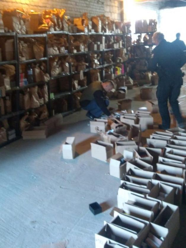 [VIDEO] Funkcjonariusze Policji i KAS zlikwidowali magazyny z podrobionymi perfumami, odzieżą i zegarkami