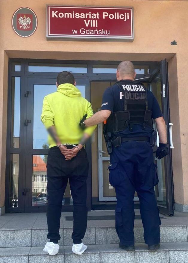 Nad naszym morzem już ciepło. W Gadńsku pijany wandal szedł bez butów i niszczył w zaprkowane samochody